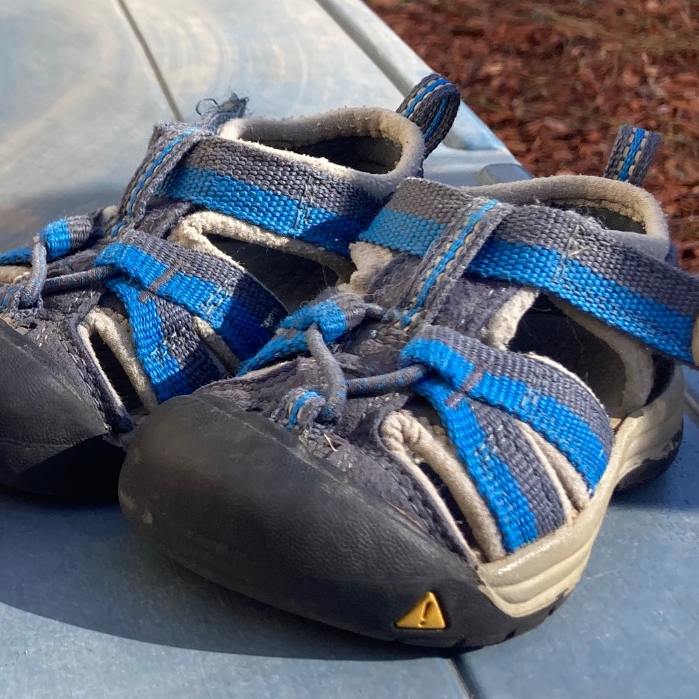 Size 5 toddler Keen sandals